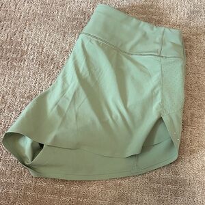 Athleta run with it 3.5 short